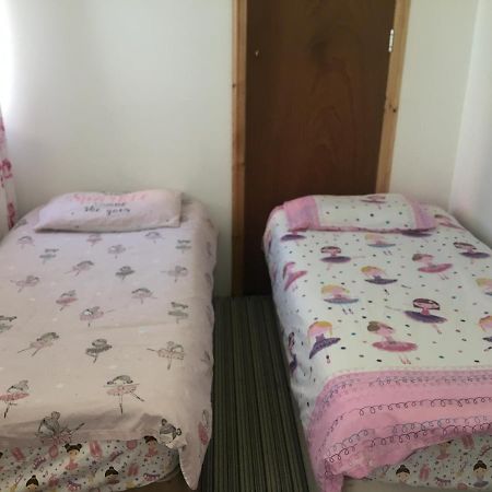 Pink House ,Opposite Beach ,Sleeps 6 , 2 Bedroom Ground Floor Self Contained Garden Flat , Private Entrance , Kitchen , Guaranteed Parking ,Wifi , Movies ,Bathroom ,Fridge , Microwave ,Bedroom 1, Double Bed & 2 Single Beds ,Bedroom 2 , Double Bed 佩恩顿 外观 照片
