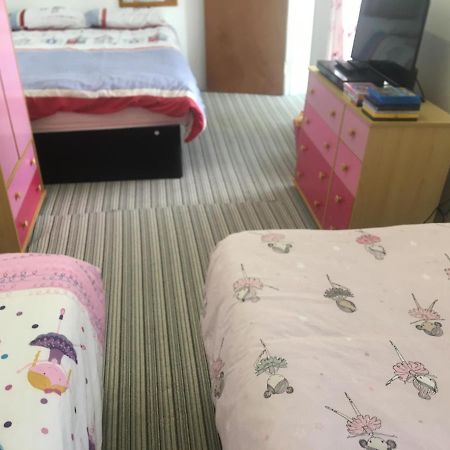 Pink House ,Opposite Beach ,Sleeps 6 , 2 Bedroom Ground Floor Self Contained Garden Flat , Private Entrance , Kitchen , Guaranteed Parking ,Wifi , Movies ,Bathroom ,Fridge , Microwave ,Bedroom 1, Double Bed & 2 Single Beds ,Bedroom 2 , Double Bed 佩恩顿 外观 照片