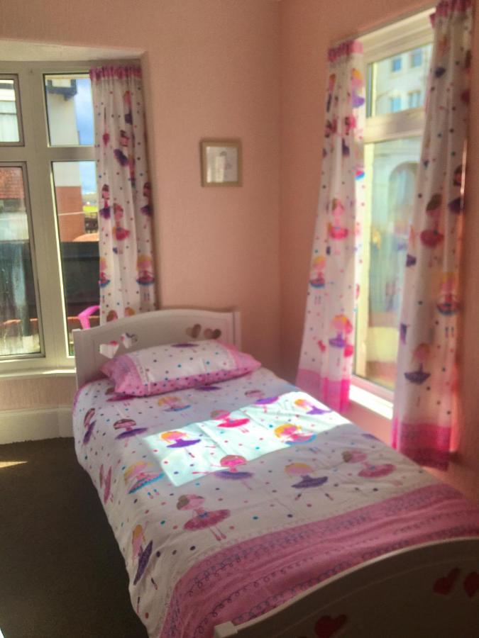 Pink House ,Opposite Beach ,Sleeps 6 , 2 Bedroom Ground Floor Self Contained Garden Flat , Private Entrance , Kitchen , Guaranteed Parking ,Wifi , Movies ,Bathroom ,Fridge , Microwave ,Bedroom 1, Double Bed & 2 Single Beds ,Bedroom 2 , Double Bed 佩恩顿 外观 照片