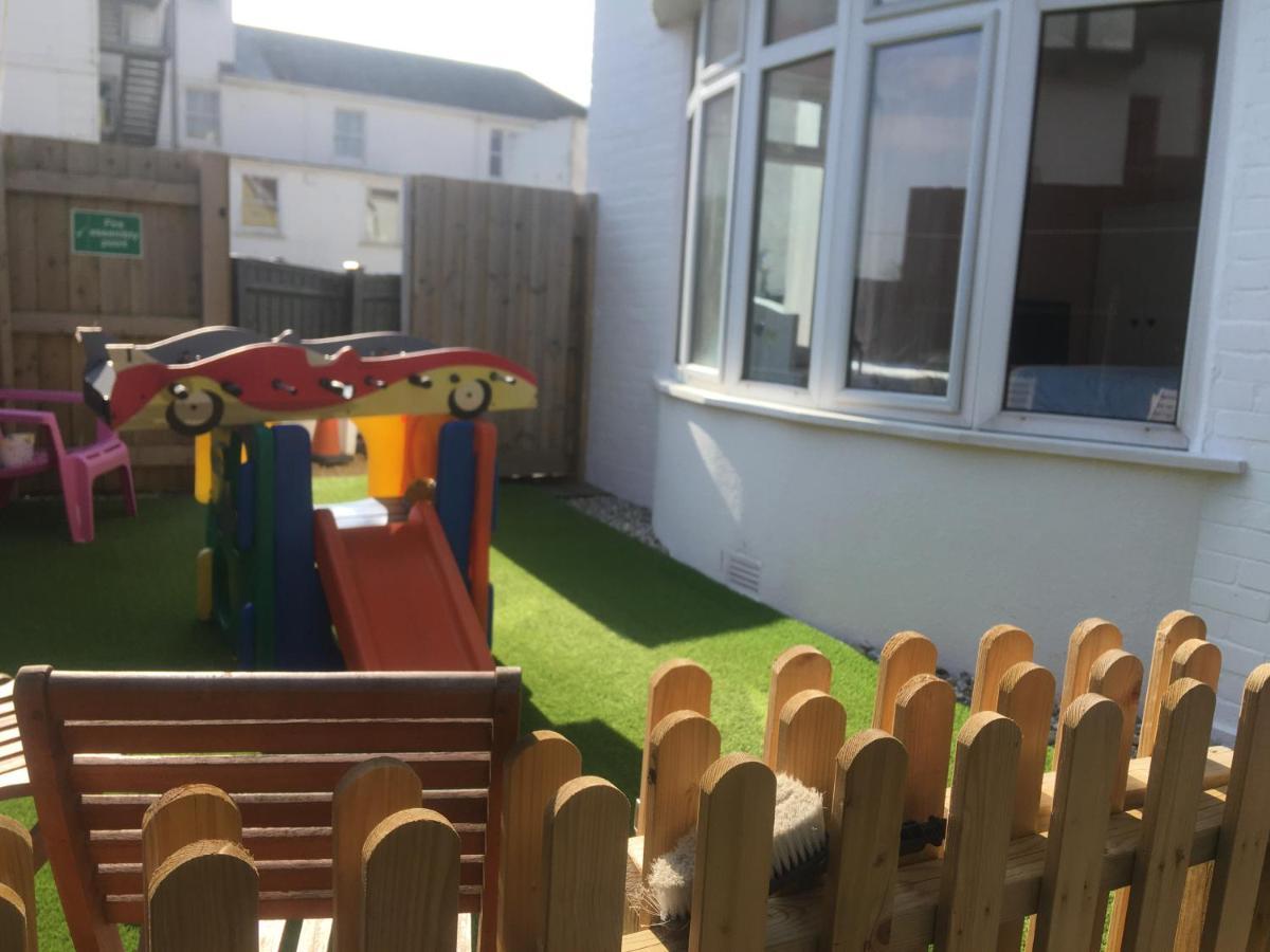Pink House ,Opposite Beach ,Sleeps 6 , 2 Bedroom Ground Floor Self Contained Garden Flat , Private Entrance , Kitchen , Guaranteed Parking ,Wifi , Movies ,Bathroom ,Fridge , Microwave ,Bedroom 1, Double Bed & 2 Single Beds ,Bedroom 2 , Double Bed 佩恩顿 外观 照片