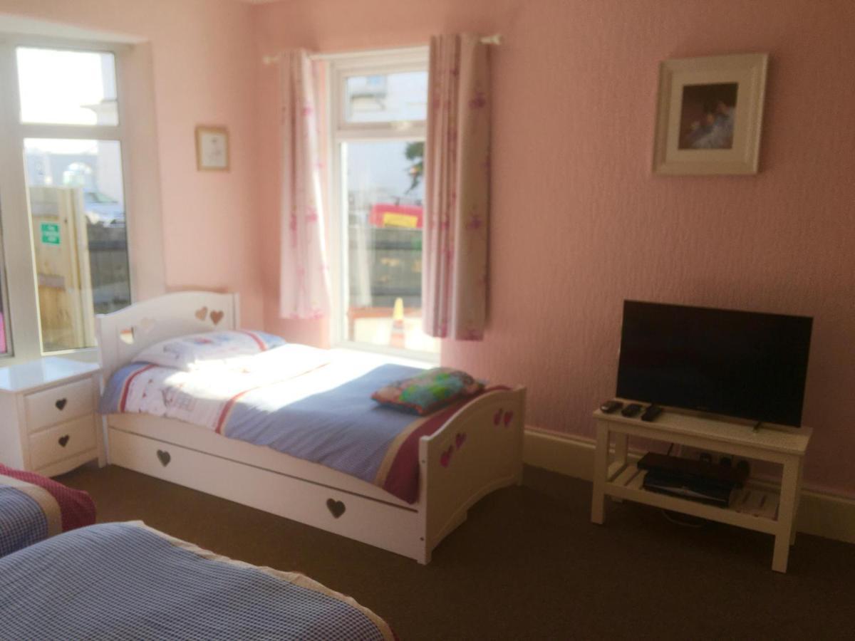 Pink House ,Opposite Beach ,Sleeps 6 , 2 Bedroom Ground Floor Self Contained Garden Flat , Private Entrance , Kitchen , Guaranteed Parking ,Wifi , Movies ,Bathroom ,Fridge , Microwave ,Bedroom 1, Double Bed & 2 Single Beds ,Bedroom 2 , Double Bed 佩恩顿 外观 照片