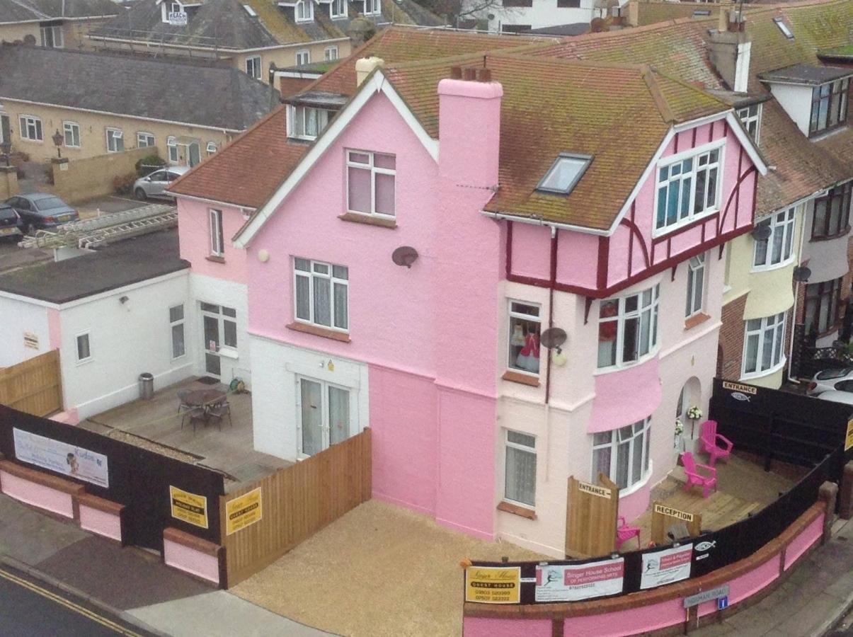 Pink House ,Opposite Beach ,Sleeps 6 , 2 Bedroom Ground Floor Self Contained Garden Flat , Private Entrance , Kitchen , Guaranteed Parking ,Wifi , Movies ,Bathroom ,Fridge , Microwave ,Bedroom 1, Double Bed & 2 Single Beds ,Bedroom 2 , Double Bed 佩恩顿 外观 照片