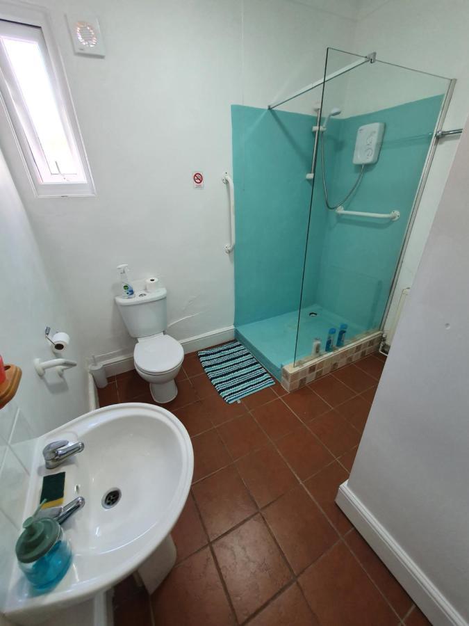 Pink House ,Opposite Beach ,Sleeps 6 , 2 Bedroom Ground Floor Self Contained Garden Flat , Private Entrance , Kitchen , Guaranteed Parking ,Wifi , Movies ,Bathroom ,Fridge , Microwave ,Bedroom 1, Double Bed & 2 Single Beds ,Bedroom 2 , Double Bed 佩恩顿 外观 照片