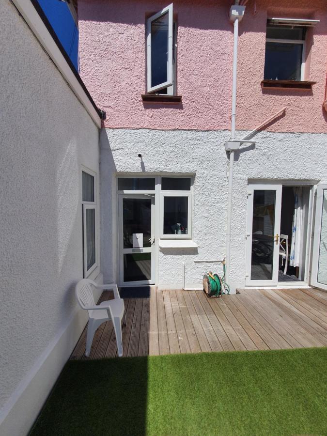 Pink House ,Opposite Beach ,Sleeps 6 , 2 Bedroom Ground Floor Self Contained Garden Flat , Private Entrance , Kitchen , Guaranteed Parking ,Wifi , Movies ,Bathroom ,Fridge , Microwave ,Bedroom 1, Double Bed & 2 Single Beds ,Bedroom 2 , Double Bed 佩恩顿 外观 照片