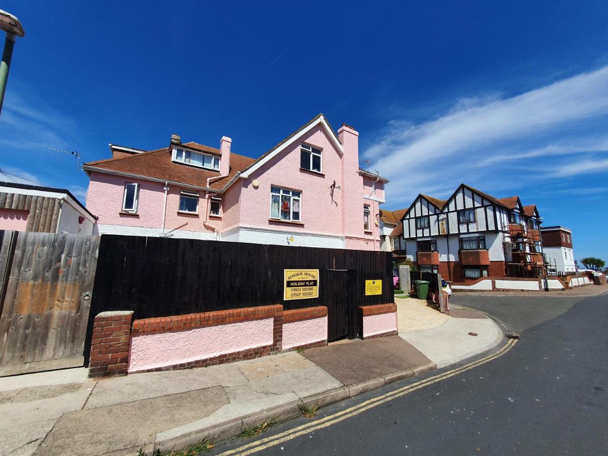 Pink House ,Opposite Beach ,Sleeps 6 , 2 Bedroom Ground Floor Self Contained Garden Flat , Private Entrance , Kitchen , Guaranteed Parking ,Wifi , Movies ,Bathroom ,Fridge , Microwave ,Bedroom 1, Double Bed & 2 Single Beds ,Bedroom 2 , Double Bed 佩恩顿 外观 照片