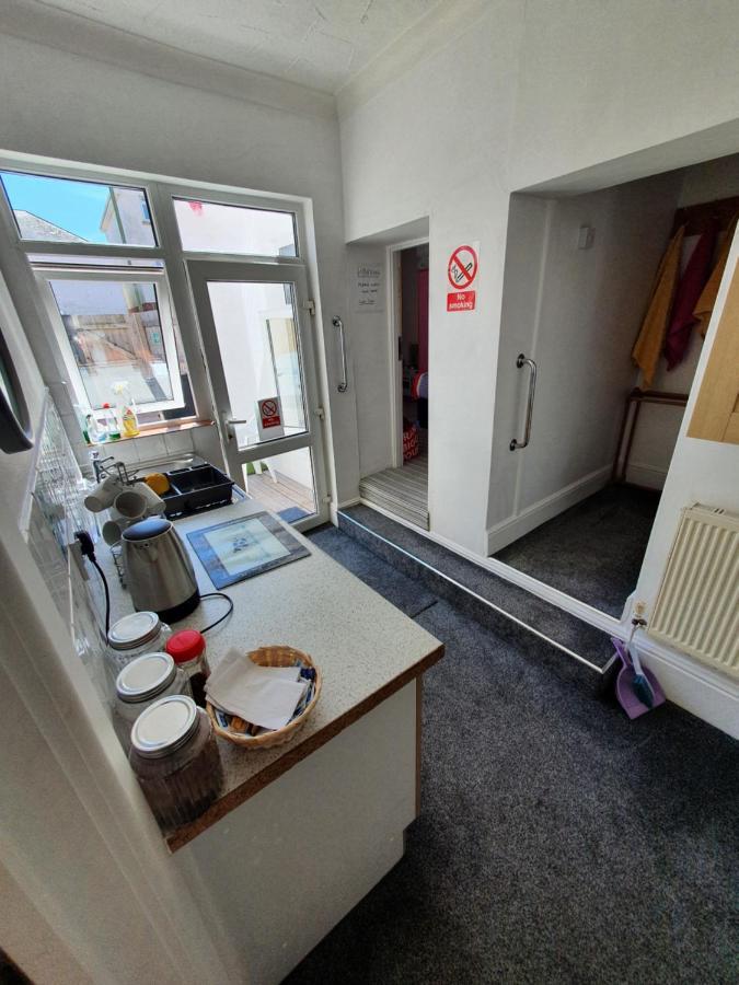 Pink House ,Opposite Beach ,Sleeps 6 , 2 Bedroom Ground Floor Self Contained Garden Flat , Private Entrance , Kitchen , Guaranteed Parking ,Wifi , Movies ,Bathroom ,Fridge , Microwave ,Bedroom 1, Double Bed & 2 Single Beds ,Bedroom 2 , Double Bed 佩恩顿 外观 照片
