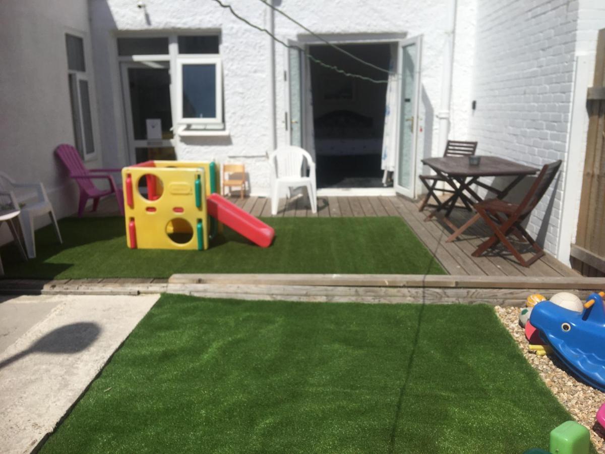 Pink House ,Opposite Beach ,Sleeps 6 , 2 Bedroom Ground Floor Self Contained Garden Flat , Private Entrance , Kitchen , Guaranteed Parking ,Wifi , Movies ,Bathroom ,Fridge , Microwave ,Bedroom 1, Double Bed & 2 Single Beds ,Bedroom 2 , Double Bed 佩恩顿 外观 照片