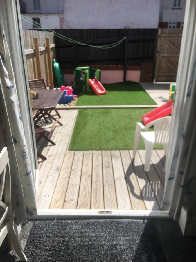 Pink House ,Opposite Beach ,Sleeps 6 , 2 Bedroom Ground Floor Self Contained Garden Flat , Private Entrance , Kitchen , Guaranteed Parking ,Wifi , Movies ,Bathroom ,Fridge , Microwave ,Bedroom 1, Double Bed & 2 Single Beds ,Bedroom 2 , Double Bed 佩恩顿 外观 照片