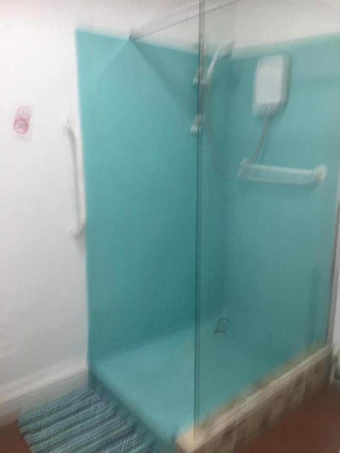 Pink House ,Opposite Beach ,Sleeps 6 , 2 Bedroom Ground Floor Self Contained Garden Flat , Private Entrance , Kitchen , Guaranteed Parking ,Wifi , Movies ,Bathroom ,Fridge , Microwave ,Bedroom 1, Double Bed & 2 Single Beds ,Bedroom 2 , Double Bed 佩恩顿 外观 照片