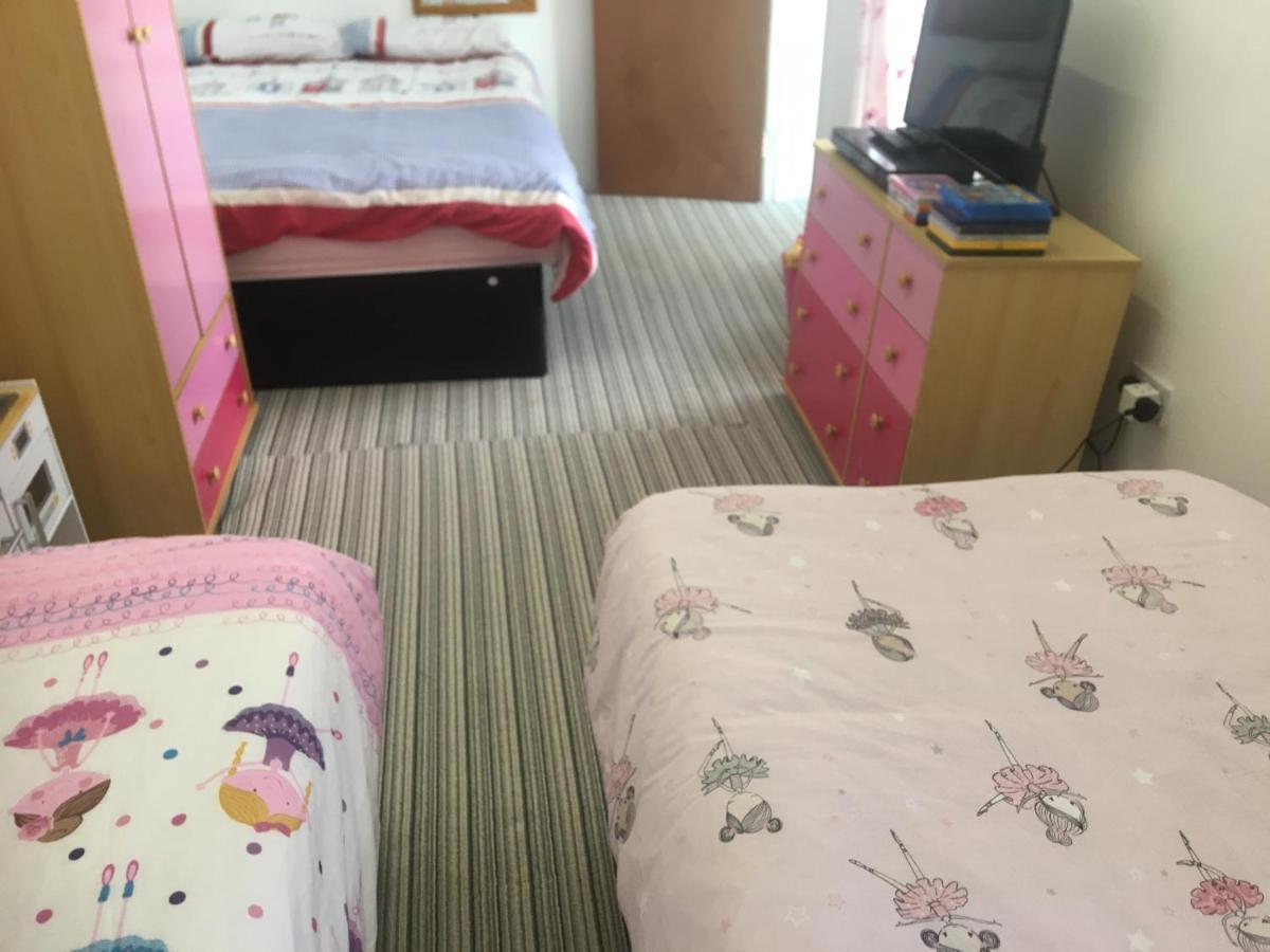 Pink House ,Opposite Beach ,Sleeps 6 , 2 Bedroom Ground Floor Self Contained Garden Flat , Private Entrance , Kitchen , Guaranteed Parking ,Wifi , Movies ,Bathroom ,Fridge , Microwave ,Bedroom 1, Double Bed & 2 Single Beds ,Bedroom 2 , Double Bed 佩恩顿 外观 照片