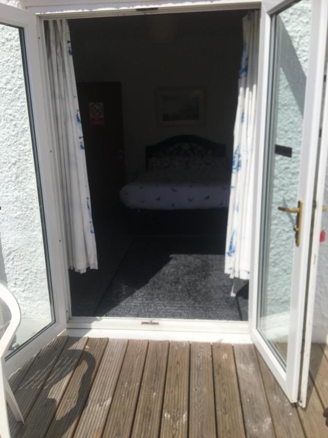 Pink House ,Opposite Beach ,Sleeps 6 , 2 Bedroom Ground Floor Self Contained Garden Flat , Private Entrance , Kitchen , Guaranteed Parking ,Wifi , Movies ,Bathroom ,Fridge , Microwave ,Bedroom 1, Double Bed & 2 Single Beds ,Bedroom 2 , Double Bed 佩恩顿 外观 照片