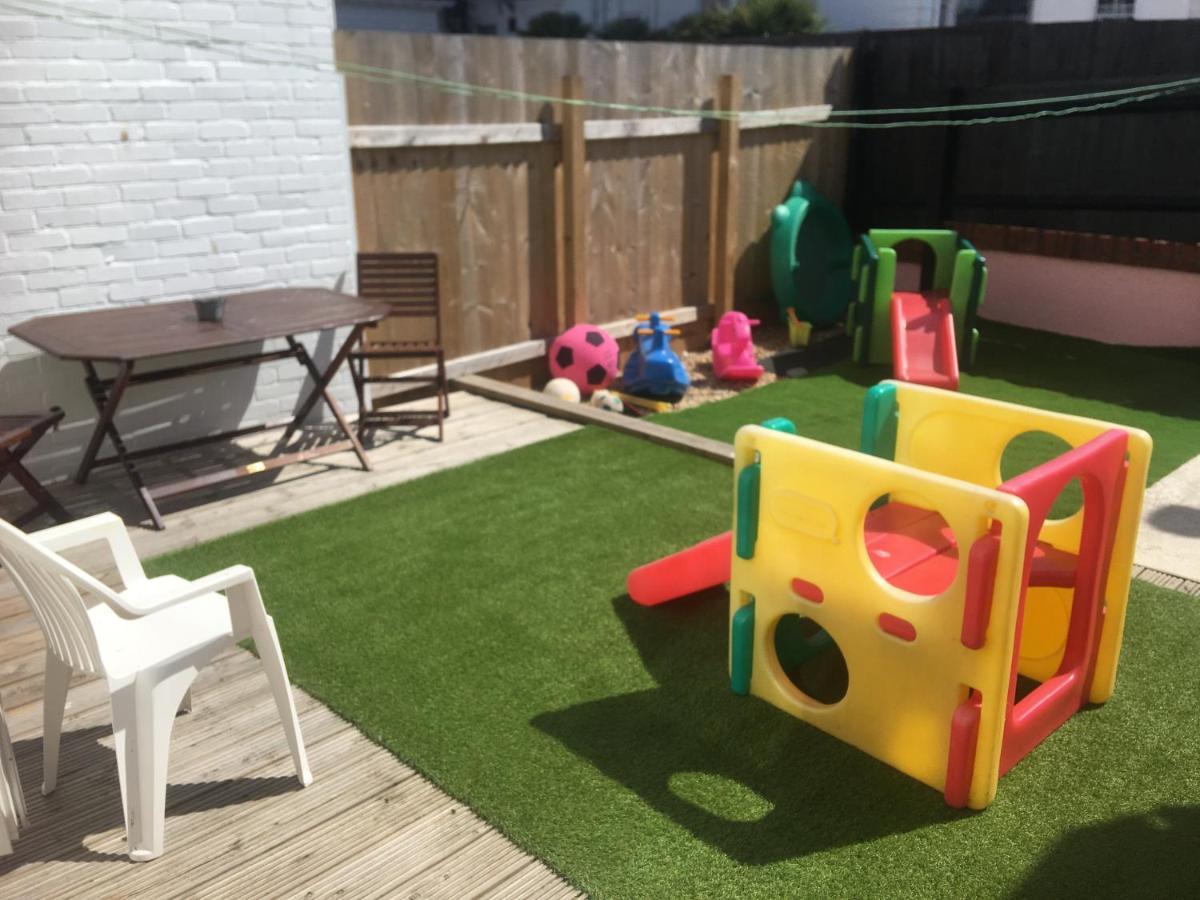 Pink House ,Opposite Beach ,Sleeps 6 , 2 Bedroom Ground Floor Self Contained Garden Flat , Private Entrance , Kitchen , Guaranteed Parking ,Wifi , Movies ,Bathroom ,Fridge , Microwave ,Bedroom 1, Double Bed & 2 Single Beds ,Bedroom 2 , Double Bed 佩恩顿 外观 照片